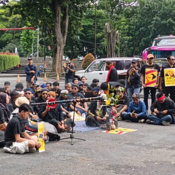 Aktivis Anti Korupsi dan Mahasiswa Gelar Aksi di Gedung Sate, Tuntut Pencabutan IUP PT MPB