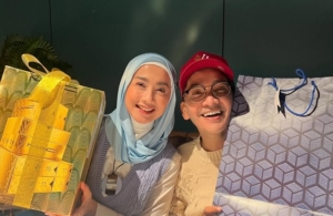 Desy Ratnasari dan Ruben Onsu saling bertukar kado (sumber ig: ruben_onsu)