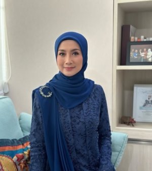 Desy Ratnasari berada di ruang kerjanya (sumber ig: desyratnasariterdepan)