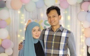 Fedi Nuril tengah merayakan ulang tahun istri (sumber ig: @fedinuril)