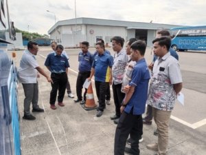 Sertifikasi pengemudi penting bagi perusahaan untuk memastikan keselamatan, efisiensi, dan kepatuhan hukum.