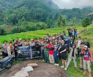 Perhutani Bandung Utara Bersihkan Curug Cileat di Hari HPSN
