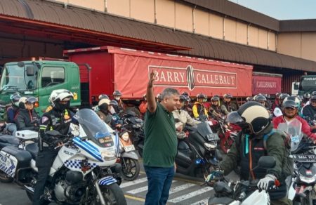 Puluhan peserta karyawan Barry Callebaut saat mengikuti Safety Riding Campaign menuju Ciwidey, Kabupaten Bandung,Sabtu, 8/02/2025.
