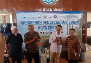 Ketua FOPDAR, Gken Bakry memberikan buku pemetaan wilayah Kota Cimahi dan batas-batas Cimahi pada 1976 kepada Wakil Walikota Cimahi Adhitia Yudistira dan Ketua DPRD Kota Cimahi Wahyu Widyatmoko, di Pendopo DPRD Kota Cimahi, Rabu, 26/02/2025.