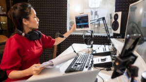 Ilustrasi penyiar radio (Sumber: Freepik)