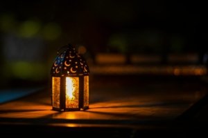 Ilustrasi lampu Ramadan (sumber: Ahmed Aqtai/ pexels)