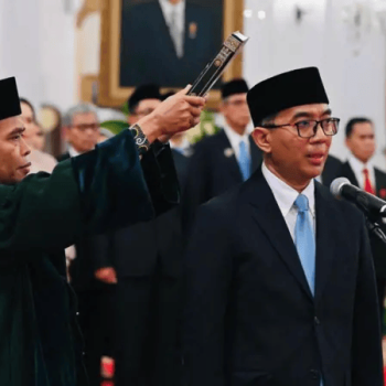 Presiden Prabowo Subianto melantik Guru Besar Fakultas Teknologi Industri dari Institut Teknologi Bandung (ITB), Brian Yuliarto sebagai Menteri Pendidikan Tinggi Sains Teknologi (Mendiktisaintek).