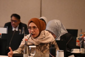 Melly Goeslaw saat berada di rapat DPR (sumber ig: melly_goeslaw)