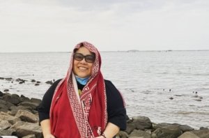 Nunung sedang liburan di pantai (sumber ig: nunung63.official)