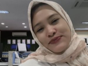 Dwi merekam dirinya di dalam sebuah ruangan sambil menyampaikan pernyataan yang menyindir pekerja honorer yang menggunakan BPJS Kesehatan.