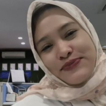 Dwi merekam dirinya di dalam sebuah ruangan sambil menyampaikan pernyataan yang menyindir pekerja honorer yang menggunakan BPJS Kesehatan.