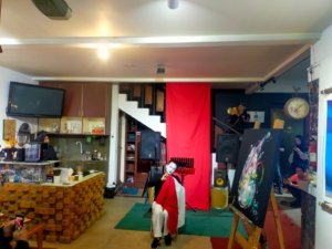 Seniman pantomim, Nizar sedang melakukan penampilan di Rumah Budaya Engkol (Sumber: Rivaldi Maulana/Hasanah.id)