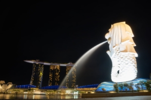 Foto patung Merlion maskot Singapura (sumber: freestockcenter/freepik)