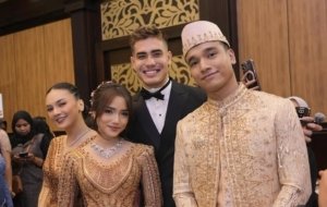 Fuji An sedang berfoto bersama dengan Aisar Khaled di pernikahan Frans Faisal (sumber ig: fuji_an)