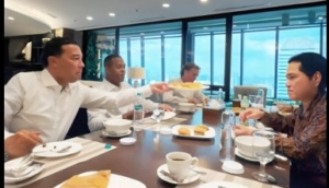 Patrick Kluivert dan Tim Pelatih Nikmati Kuliner Khas Indonesia 9