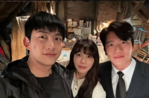 Taecyeon sedang berfoto bersama dengan cast Blind (sumber ig: taecyeonokay)