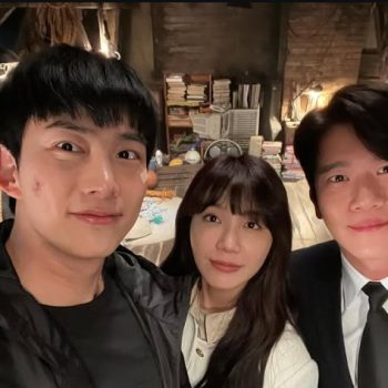 Taecyeon sedang berfoto bersama dengan cast Blind (sumber ig: taecyeonokay)