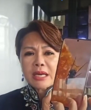 Tangkapan layar Ci Mehong sedang klarifikasi di live soal kecoak di bika ambon (sumber X: @whoopziiy)