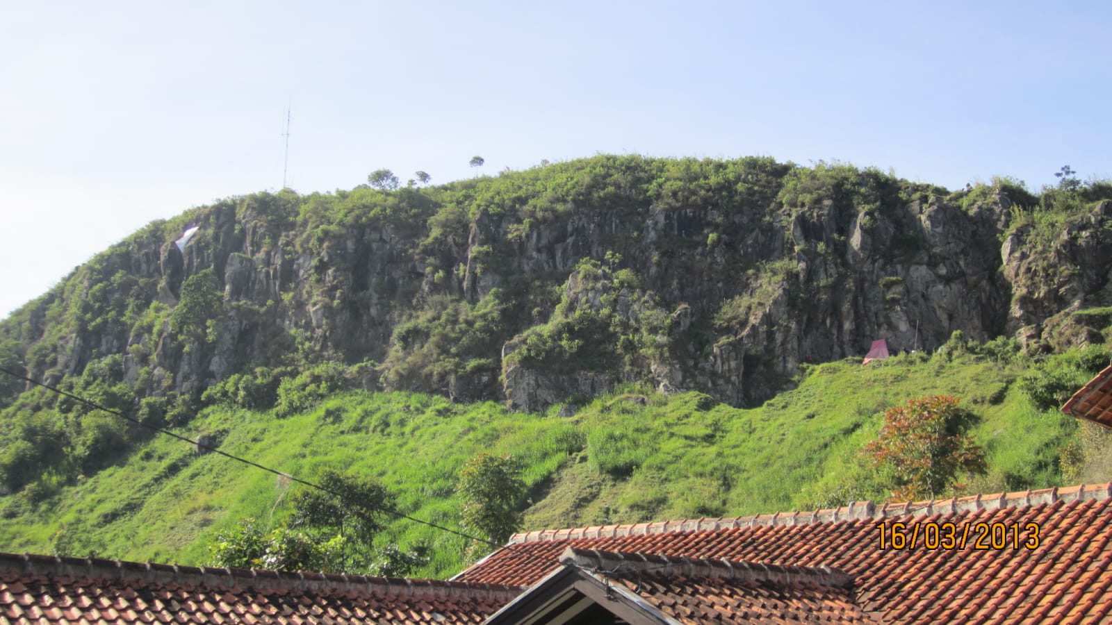 Tangkapan foto Sesar Lembang (Sumber: Wiki)