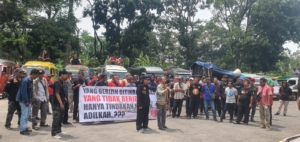 Protes Angkutan Ilegal, Komunitas dan Pengusaha Elf Unjuk Rasa Depan Dishub Kabupaten Sukabumi 9