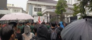 Tangkapan foto massa aksi di depan Gedung DPRD Jabar. (Sumber: Sifa/Hasanah)