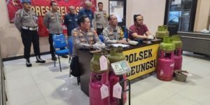 Tangkapan foto konferensi pers Polsek Cileungsi mengenai penyelewengan gas subsidi. (Sumber: Polsek Cileungsi)
