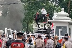 Sidang Paripurna DPRD Kota Cimahi Diwarnai Aksi Unjuk Rasa Sejumlah Ormas dan LSM 1