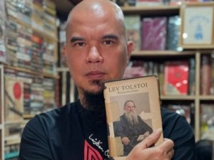 Potret Ahmad Dhani di perpustakaan rumahnya (Sumber ig: ahmaddhaniofficial)