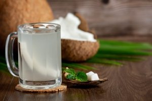 Ilustrasi air kelapa ( sumber: Jcomp/Freepik)