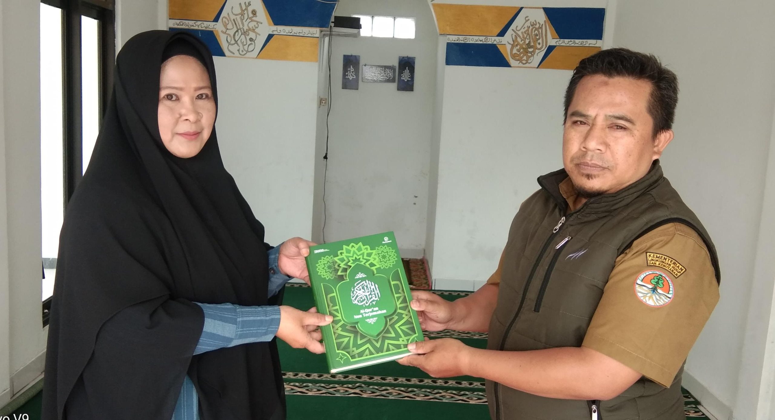 Sambut Bulan Ramadan, Perhutani Bagikan Al-Qur’an untuk Masjid di Lembang