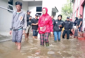 Nia Purnakania Salurkan Bantuan untuk Korban Banjir Kabupaten Bandung 9
