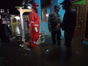 Petugas BPBD saat mengevakuasi warga Kelurahan Melong terdampak banjir, Sabtu15/03/2025.