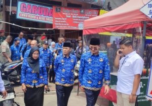Walikota Cimahi Letkol. Purn. Ngatiyana didampingi Wakil Walikota Cimahi Adhitia Yudistira saat menggelar sidak di kawasan alun-alun Kota Cimahi, Senin 17/03/2025.
