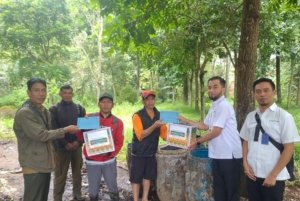 Perhutani KPH Bandung Utara Bagikan Bantuan Sembako untuk Mitra Penyadap Getah Pinus