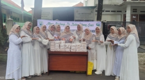 Perhutani Bagikan Takjil Gratis Kepada Masyarakat di Bandung