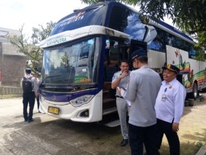 PO Bus Pariwisata Suryaputra saat mengikuti kegiatan rampcheck atau pemeriksaan unit kendaraan yang digelar Dishub Jabar dan Kementerian Perhubungan sebagai persiapan mudik lebaran tahun 2025.