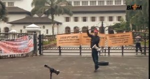 Aktivis Jabar Agus Satria saat berorasi di depan gedung sate, mendesak pemerintah mencabut izin tambang PT MPB.
