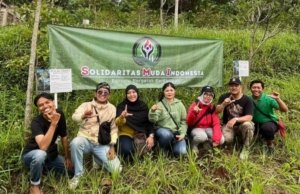 Solidaritas Muda Indonesia (SMI) menggelar kegiatan penanaman pohon di Taman Kehati Kota Cimahi, Jumat, 28/02/2025.