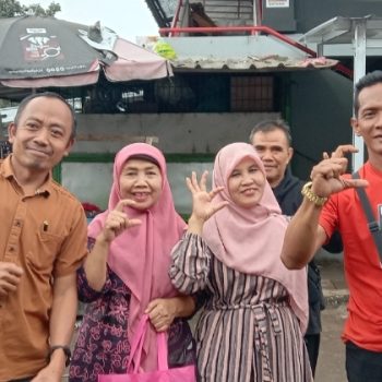 Pegiat lingkungan hidup, Steve Ewon (kiri) saat berkunjung ke Pasar Antri Baru, Senin, 10/03/2025.