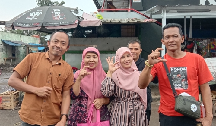 Pegiat lingkungan hidup, Steve Ewon (kiri) saat berkunjung ke Pasar Antri Baru, Senin, 10/03/2025.