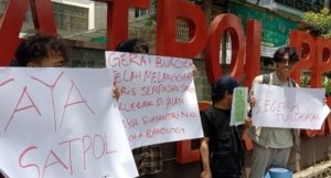Aktivis Limapeta dan sejumlah mahasiswa menggelar aksi damai didepan kantor Satpol PP Kota Bandung terkait jadwal pembongkaran bangunan Burger Bangor, Jl. Suryasumantri, Jumat, 14/03/2025.