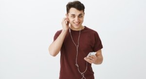 Ilustrasi pria mendengarkan musik dengan headset (sumber: Cookie_Studio)