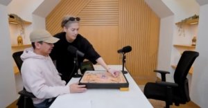 Tangkapan layar Jackson Wang dan Raditya Dika bermain karambol (sumber youtube: Raditya Dika)