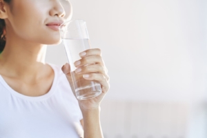 Ilustrasi wanita minum air putih (sumber: pressfoto/ Freepik)