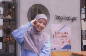 Potret Natasha Rizky di acara peluncuran buku Ternyata Tanpamu (sumber ig: @natasharizkynew)