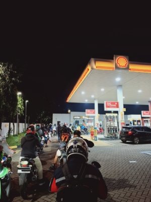 Unggahan Pengguna X mengenai antrian di SPBU Shell (Sumber X)