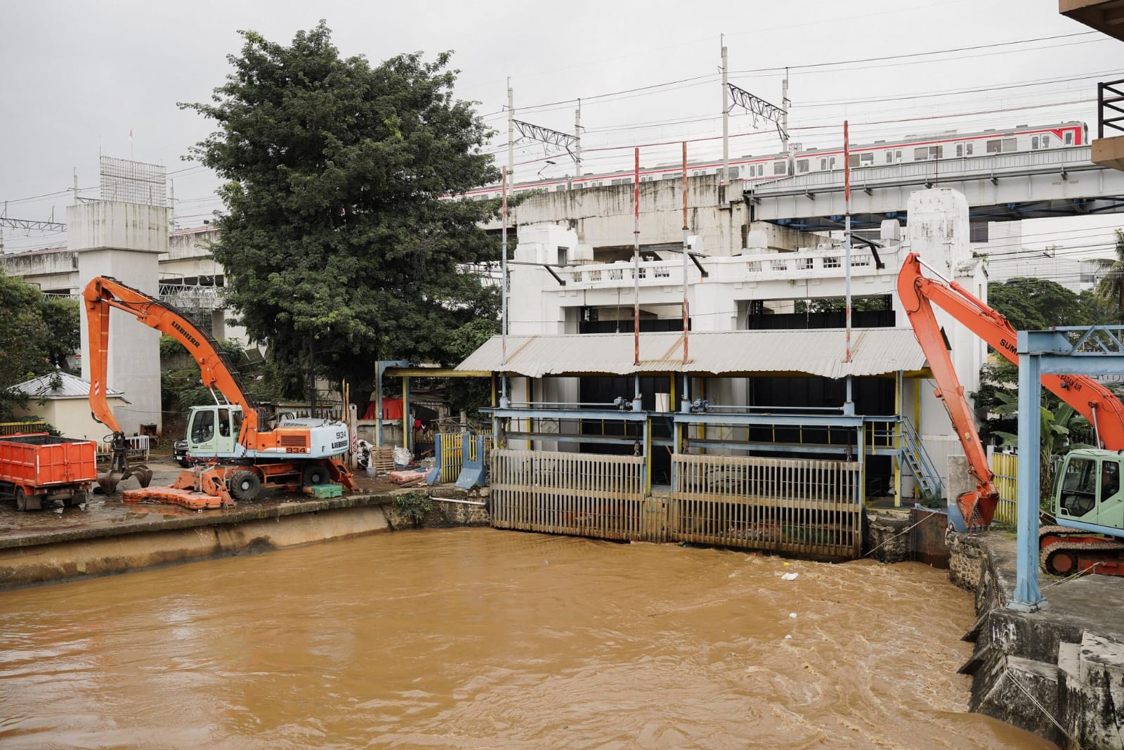 Tangkapan foto banjir di Jakarta. (Sumber: Pramono Anung di X)