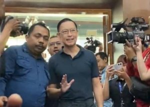 Tangkapan foto Tom Lembong saat memasuki persidangan kasus korupsi impor gula. (Sumber: Istimewa)