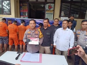 Tangkapan foto konferensi pers Polsek Cicendo mengenai Penggelapan obil. (Sumber: Polrestabes Bandung)