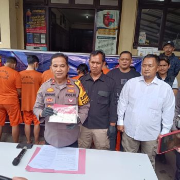 Tangkapan foto konferensi pers Polsek Cicendo mengenai Penggelapan obil. (Sumber: Polrestabes Bandung)